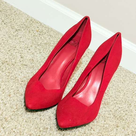 Red High Heels with Classic Pump Style and High Thin Heel - Picture 7 of 10